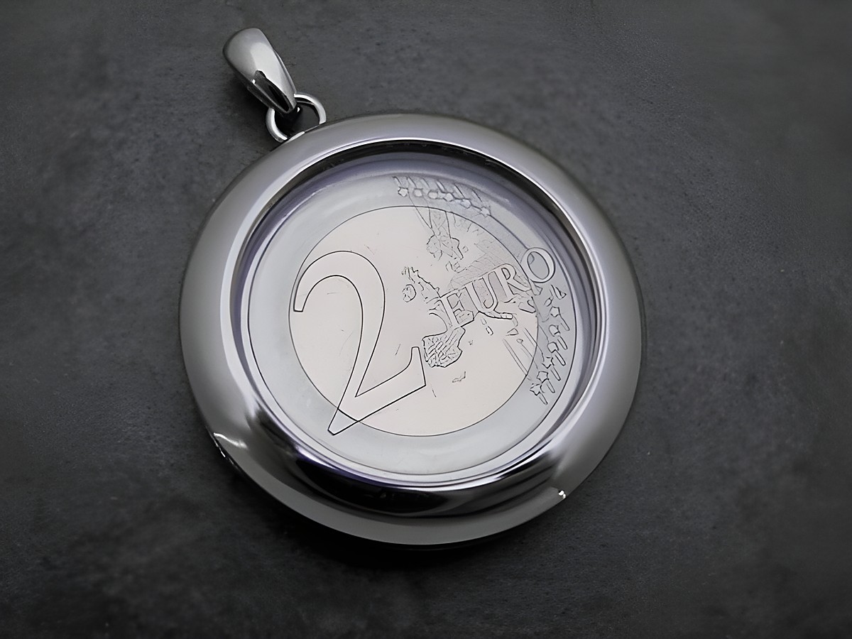Medaillon aus Edelstahl, sichtbar und transparent, mit einer 2-Euro-Münze eingelegt. Hersteller: Juwelier Harnisch, Medaillons aus Edelstahl. – Ansicht 2