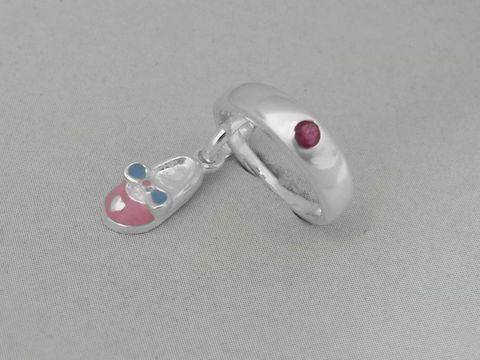 Silber Taufring mit rosa Schuh und RUBIN Anhänger, Hersteller Juwelier Harnisch, edles Design für besondere Anlässe. Ideal als Geschenk zur Geburt oder Taufe.