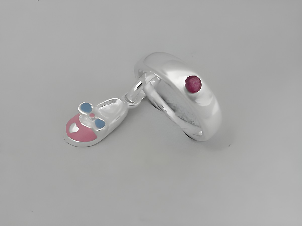 Silber Taufring mit rosa Schuh und RUBIN Anhänger, Hersteller Juwelier Harnisch, edles Design für besondere Anlässe. Ideal als Geschenk zur Geburt oder Taufe.