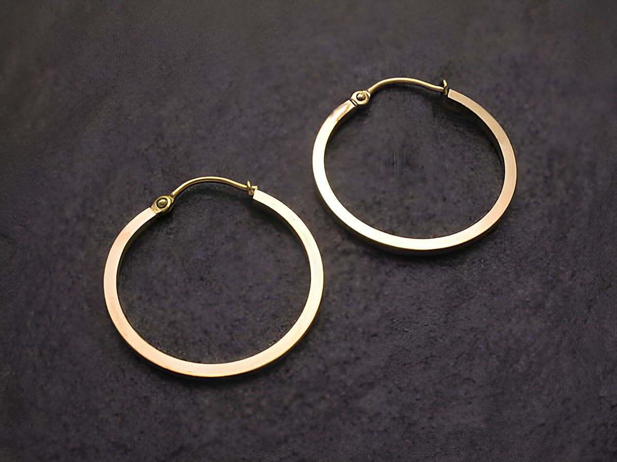 Creole Gold auf Silber Ohrring ELEGANCE ECKIG 2,5 cm von Juwelier Harnisch, schlichte und elegante Form, ideal für jeden Anlass, glänzende Oberfläche, hochwertiges Material für zeitloses Design.