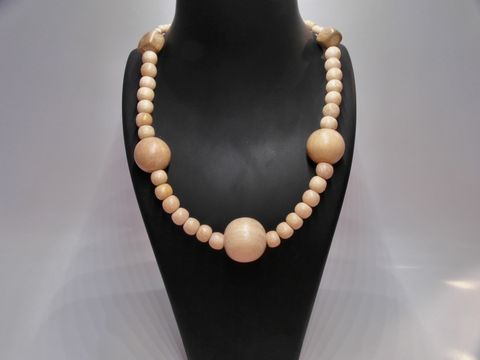 Holzkette aus naturbraunen Holzperlen in verschiedenen Größen, 24 mm und 60 cm lang, gefertigt von Juwelier Harnisch, ideal als modisches Accessoire.