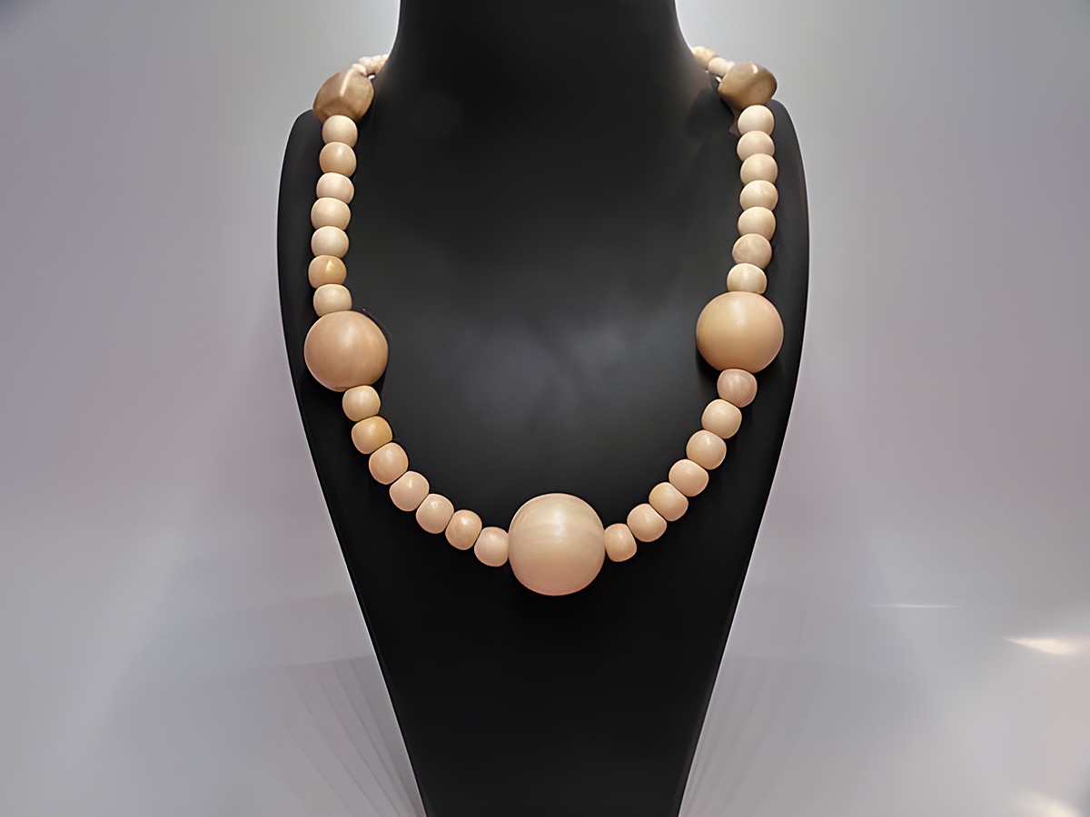 Holzkette aus naturbraunen Holzperlen in verschiedenen Größen, 24 mm und 60 cm lang, gefertigt von Juwelier Harnisch, ideal als modisches Accessoire.
