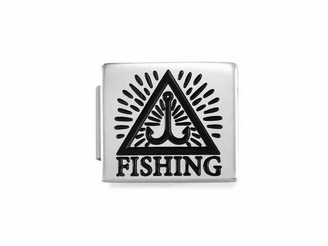 Edelstahl Charm von Nomination mit dem Motiv Fishing, zeigt einen Haken in einem Dreieck und strahlenartigem Hintergrund, ideal für Angler und Fischliebhaber.