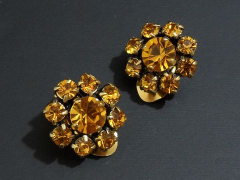 Strass Ohrclips grazil in orange und goldfarben vom Hersteller Juwelier Harnisch, mit funkelnden Steinen in floraler Anordnung. Ideal für elegante Anlässe.