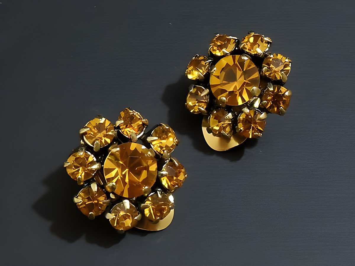 Strass Ohrclips grazil in orange und goldfarben vom Hersteller Juwelier Harnisch, mit funkelnden Steinen in floraler Anordnung. Ideal für elegante Anlässe.
