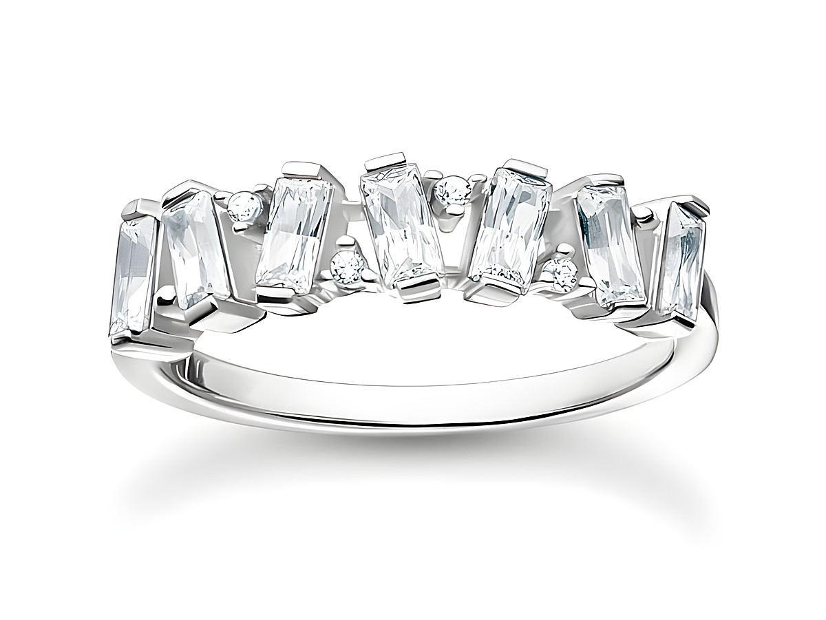 Thomas Sabo Charming Ring in Sterling Silber mit Zirkonia in weiß, Größe 50. Der Ring zeigt eine elegante Anordnung schmaler, rechteckiger Steine und kleinerer, runder Zirkonia.