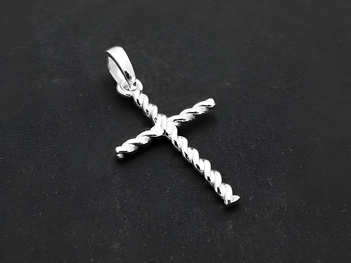 Silber Anhänger in Kreuzform mit Draht Design von Juwelier Harnisch, verziert mit feinen Mustern, ideal zum Tragen an einer Kette oder als stilvolles Geschenk.