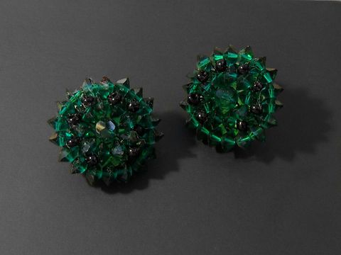 Strass Ohrclip pompös in grün und goldfarben, Hersteller Juwelier Harnisch, funkelnde Details und auffälliges Design für einen eleganten Auftritt.