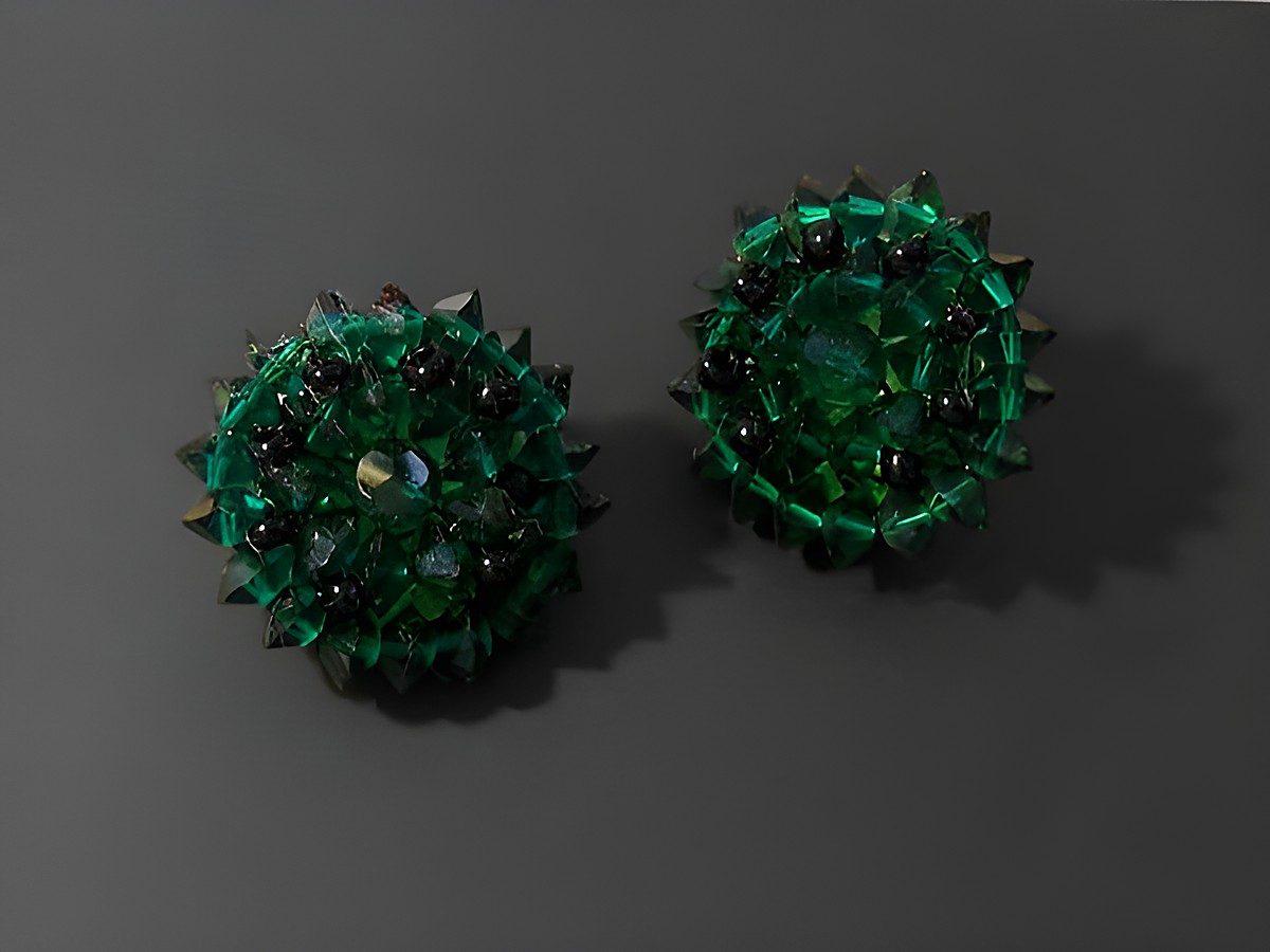 Strass Ohrclip pompös in grün und goldfarben, Hersteller Juwelier Harnisch, funkelnde Details und auffälliges Design für einen eleganten Auftritt.