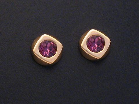 Lila facettierte Ohrstecker aus Gold mit weiteren Steinen, hergestellt von Juwelier Harnisch, elegant und zeitlos, ideal für besondere Anlässe oder den Alltag.