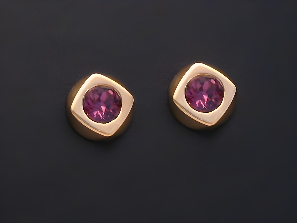 Lila facettierte Ohrstecker aus Gold mit weiteren Steinen, hergestellt von Juwelier Harnisch, elegant und zeitlos, ideal für besondere Anlässe oder den Alltag.