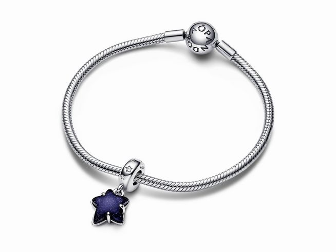 Pandora Charm 792368C01 aus Sterling Silber mit blauem Zirkonia Anhänger in Form eines Sterns, dekorative Glasur auf einem klassischen Pandora Armband, elegant und stilvoll.