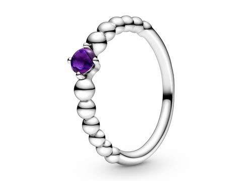 Silberner Metallperlen Ring von Pandora mit lila Kristall, Größe 48, elegantes Design mit glänzender Oberfläche und charakteristischen Perlen für einen stilvollen Look.