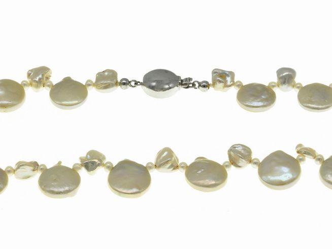 Perlenkette aus Süßwasser-Zuchtperlen in Weiß und Creme, 3-15,5 mm, 42 cm lang, mit besonderem Design und silbernem Verschluss von Juwelier Harnisch.