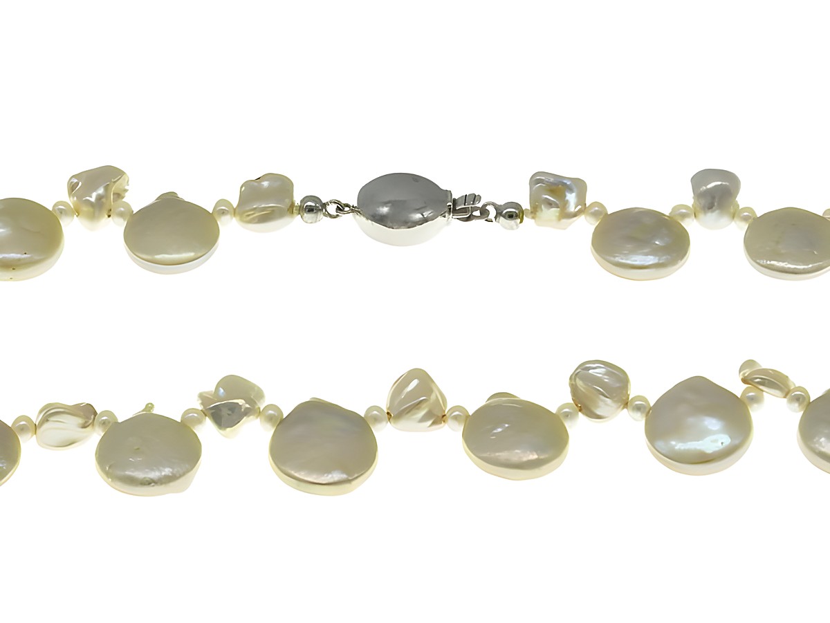 Perlenkette aus Süßwasser-Zuchtperlen in Weiß und Creme, 3-15,5 mm, 42 cm lang, mit besonderem Design und silbernem Verschluss von Juwelier Harnisch.