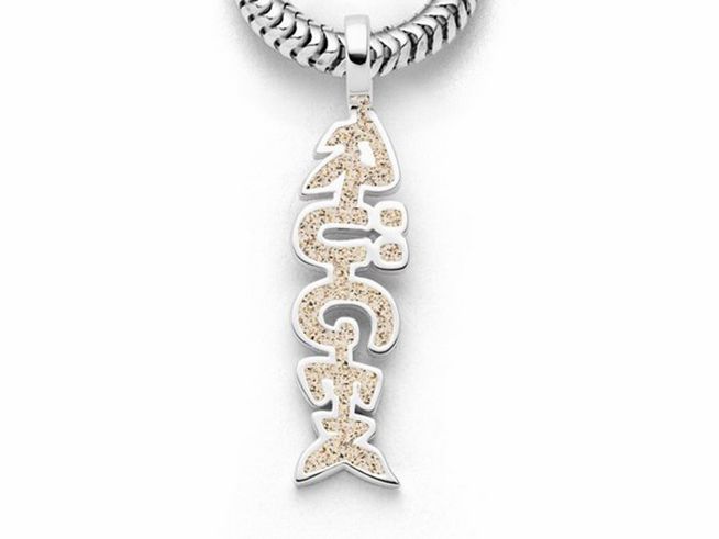 Ein rhodinierter Sterling Silber Anhänger in Fischform mit Strandsand-Element, gefertigt von DUR, auf einem geflochtenen Halsband präsentiert.