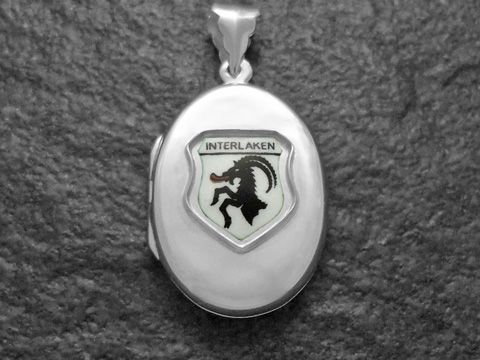 Silberne Medaille mit dem Stadtwappen von Interlaken, Schweiz. Das Wappen zeigt einen schwarzen Steinbock auf hellem Hintergrund. Hersteller ist Juwelier Harnisch, Europa Medaillons.