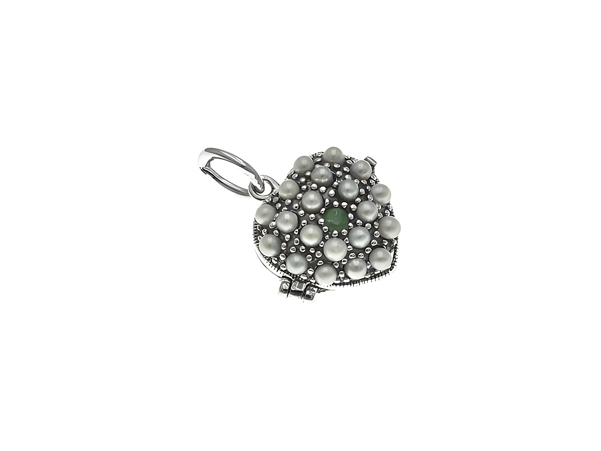 Medaillon in Herzform aus Sterling Silber mit Perlen und einem grünen Smaragd, hergestellt von Juwelier Harnisch, detailreiche Verarbeitung und elegantes Design.