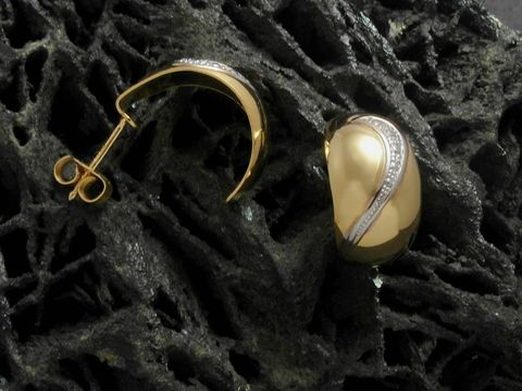 Elegante Creolen aus Gold 333 in bicolor, Maße 1,3 cm, mit graziösem Design und bis 15 mm lange, vom Hersteller Juwelier Harnisch für einen stilvollen Auftritt.