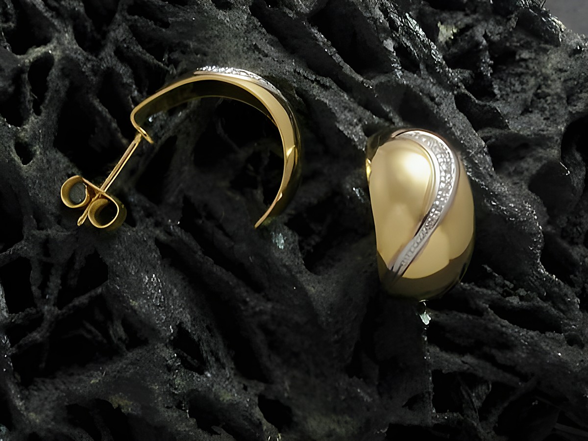Elegante Creolen aus Gold 333 in bicolor, Maße 1,3 cm, mit graziösem Design und bis 15 mm lange, vom Hersteller Juwelier Harnisch für einen stilvollen Auftritt.