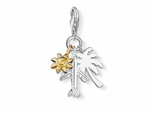 Charm-Anhänger von Thomas Sabo mit der Artikelnummer 1430-413-21, bestehend aus einer Sonne, einem Flugzeug und einer Palme, symbolisiert Strand und Meer.