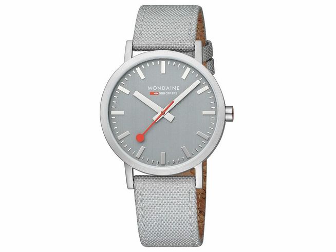 Mondaine Uhr Classic A660.30360.80SBH mit 40 mm Gehäuse, grauem Ziffernblatt und rotem Sekundenzeiger, veredelt mit grauem Textilarmband. Ideal für moderne Akzente.