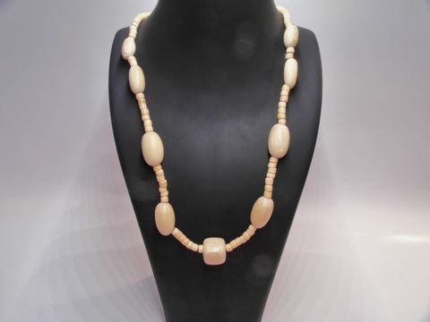 Holzkette aus 15 mm naturbraunen Holzelementen in Multiform, 60 cm lang, von Juwelier Harnisch, idealer Schmuck für jeden Anlass.