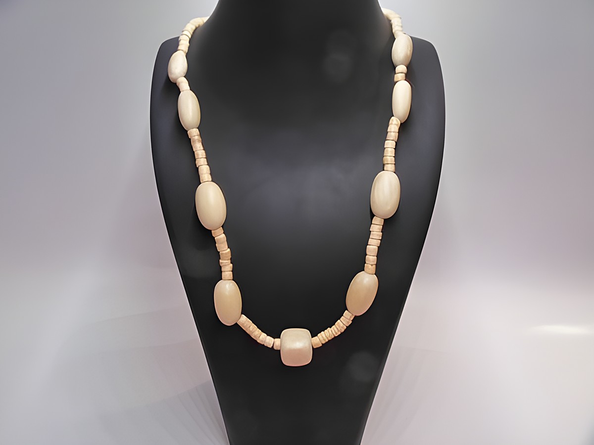Holzkette aus 15 mm naturbraunen Holzelementen in Multiform, 60 cm lang, von Juwelier Harnisch, idealer Schmuck für jeden Anlass.