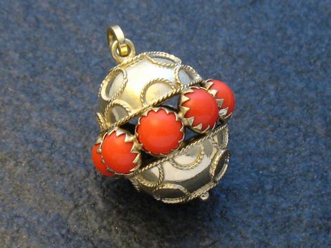 45533-0 Gold Anhänger Kugel plastisch aus synthetischer Koralle und Gold 333, verziert mit roten Korallen und filigranem Design, hergestellt von Juwelier Harnisch.