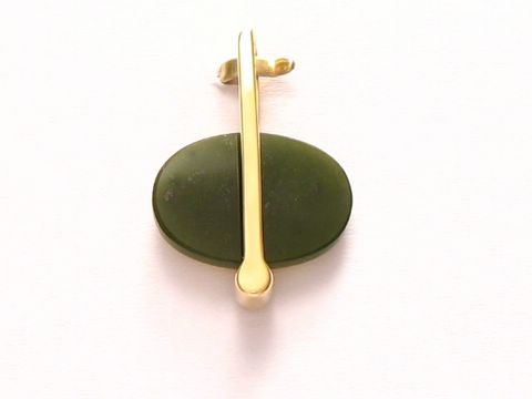 Ovaler grüner Jade Anhänger mit Gold Auflage Doublé, Hersteller Juwelier Harnisch, eleganter Schmuck für stilvolle Akzente, ideal als modisches Accessoire.