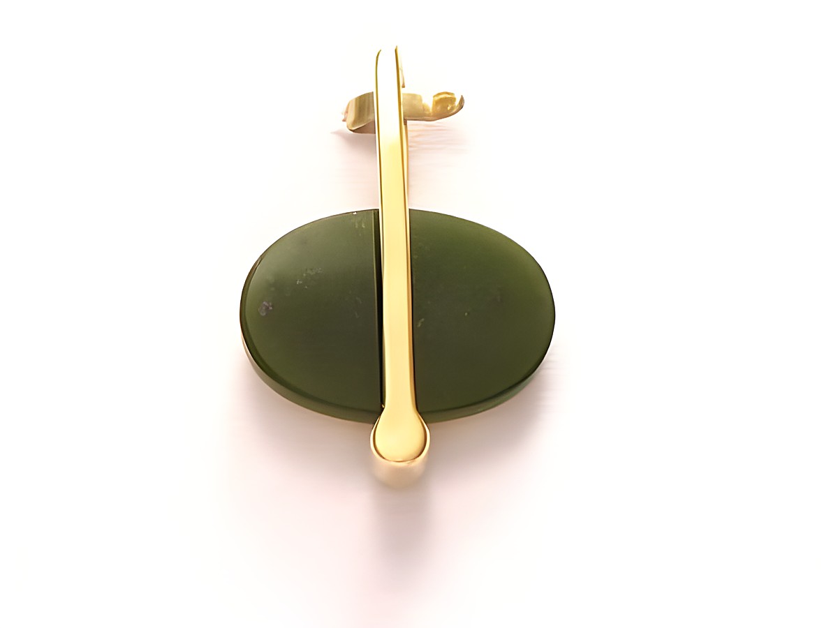 Ovaler grüner Jade Anhänger mit Gold Auflage Doublé, Hersteller Juwelier Harnisch, eleganter Schmuck für stilvolle Akzente, ideal als modisches Accessoire.
