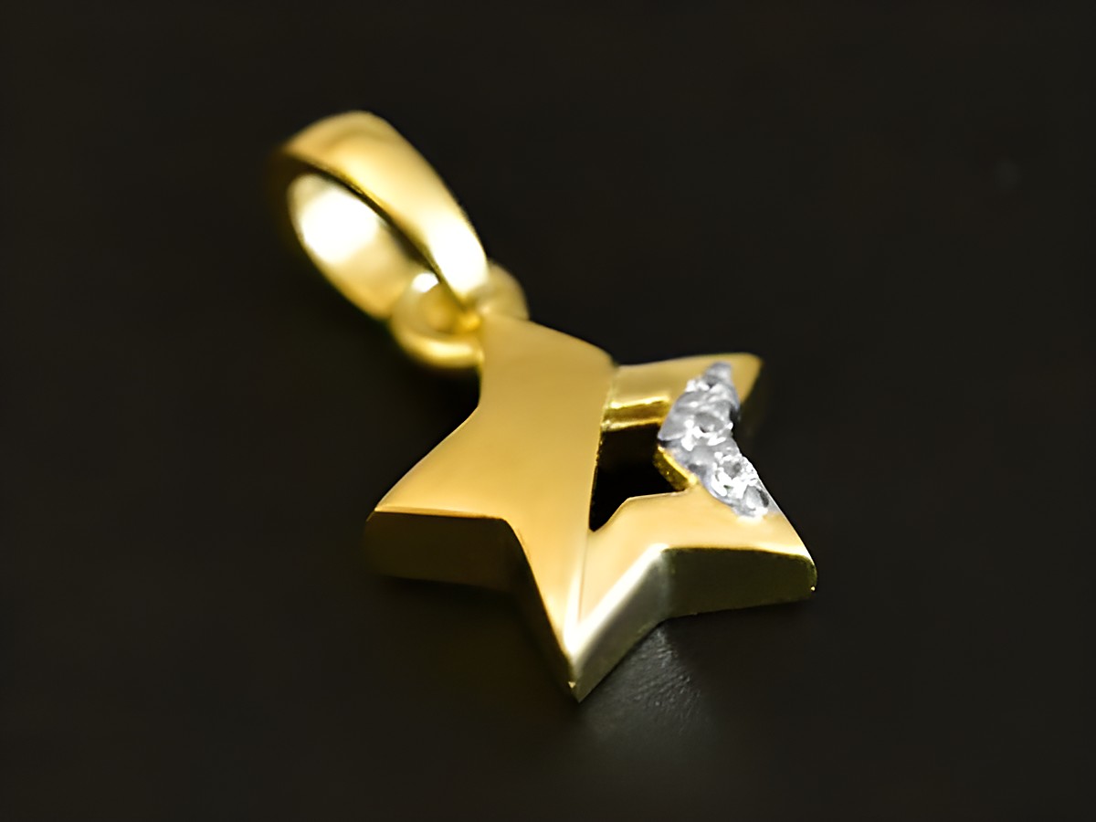 Gold Anhänger in Sternform, funkelnd durch Zirkonia, teilmattiert, aus 333 Gold, hergestellt von Juwelier Harnisch, inspiriert von Sonne, Mond und Sterne.