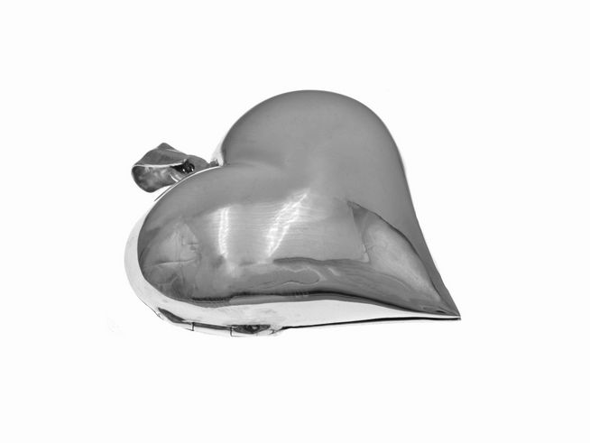 Herz Medaillon aus Sterling Silber, vollplastisch, Durchmesser 44 mm, hergestellt von Juwelier Harnisch, glänzende Oberfläche und liebevolles Design. Perfekt als Geschenk oder für persönliche Erinnerungen.