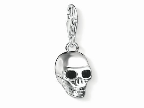 Charm-Anhänger von Thomas Sabo in Form eines stylischen Silbertotenkopfes mit schwarzem Details, Teil der Vintage Rebel Kollektion, Artikelnummer 1550-637-21.