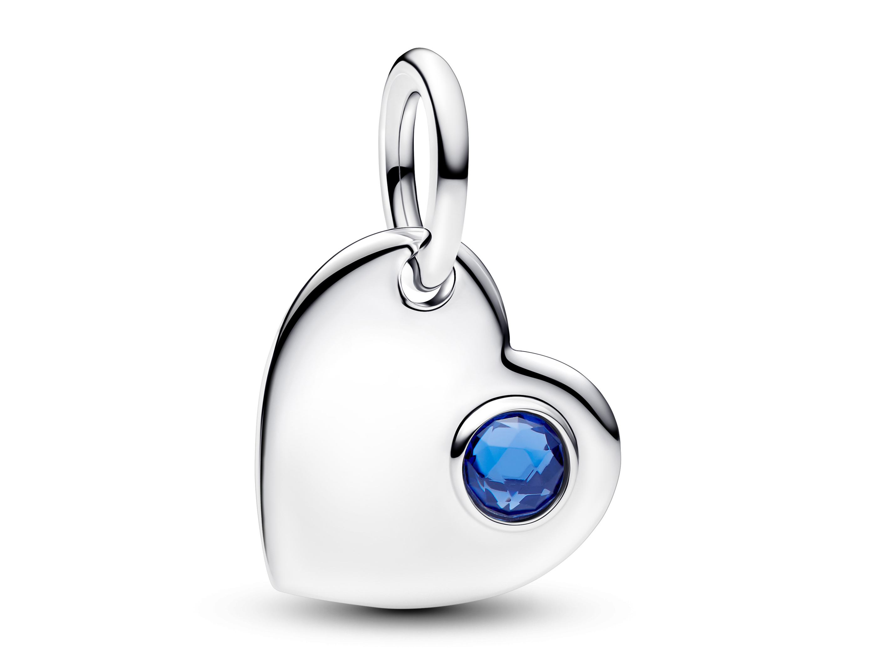 Silberner Herzanhänger mit einem blauen Kristall, ideal als charm für Armbänder, elegant und gravierbar, ein zeitloses Schmuckstück von Pandora.