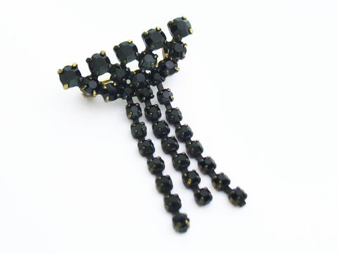 Schwarze Strass Brosche im sexy City Look mit funkelnden schwarzen Steinen, hergestellt von Juwelier Harnisch. Elegant und stilvoll, ideal für besondere Anlässe oder als modisches Accessoire.