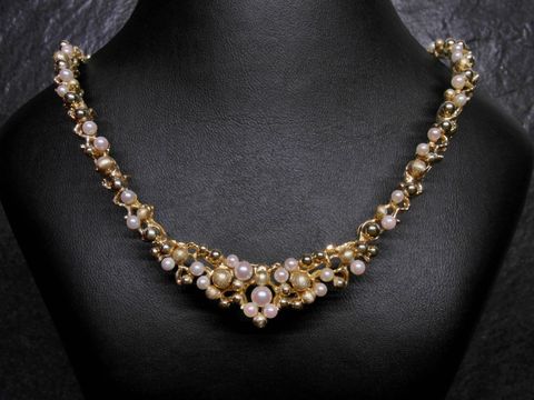 Perlenkette Delux Zuchtperlen Collier 40 cm aus Gelbgold 585, kunstvoll designt vom Juwelier Harnisch, besondere Akzente durch den eleganten Perlenschmuck.