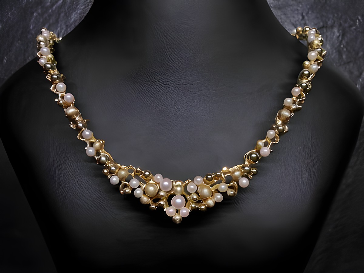 Perlenkette Delux Zuchtperlen Collier 40 cm aus Gelbgold 585, kunstvoll designt vom Juwelier Harnisch, besondere Akzente durch den eleganten Perlenschmuck.