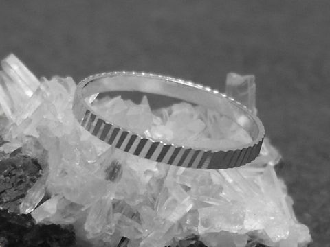 Silber Ring rhodiniert 2mm breit Größe 53 16,8mm City Hersteller Juwelier Harnisch bis Größe 54 17,2 auf klaren Kristallen präsentiert.