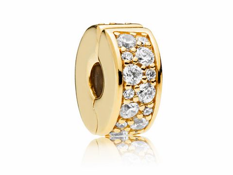 Der Pandora Zirkonia Clip Stopper Shining Elegance ist ein eleganter goldfarbener Schmuckclip mit funkelnden Zirkonia-Steinen, der einen luxuriösen Akzent setzt.