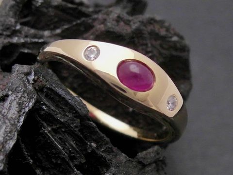 Gold Ring verführerisch Gold 333 Rubin und Zirkonia Goldring Gr 49,5 Hersteller Juwelier Harnisch bis Gr 50 16 auf dunklem Hintergrund.