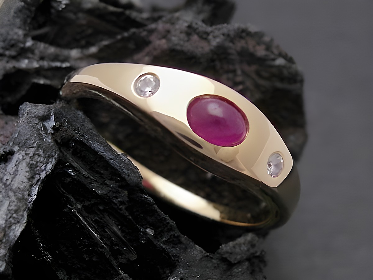 Gold Ring verführerisch Gold 333 Rubin und Zirkonia Goldring Gr 49,5 Hersteller Juwelier Harnisch bis Gr 50 16 auf dunklem Hintergrund.