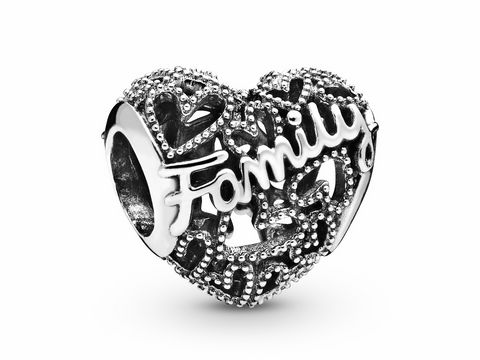 Ein herzförmiger Charm aus Sterling Silber von Pandora mit dem Schriftzug Family. Die feinen Details und Öffnungen verleihen dem Design eine elegante und liebevolle Ausstrahlung.