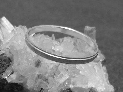 32177-0 Silber Ring rhodiniert 2mm breit in Größe 51 16mm, Hersteller Juwelier Harnisch, geeignet bis Größe 52 16,5, elegant auf Kristallbasis präsentiert.