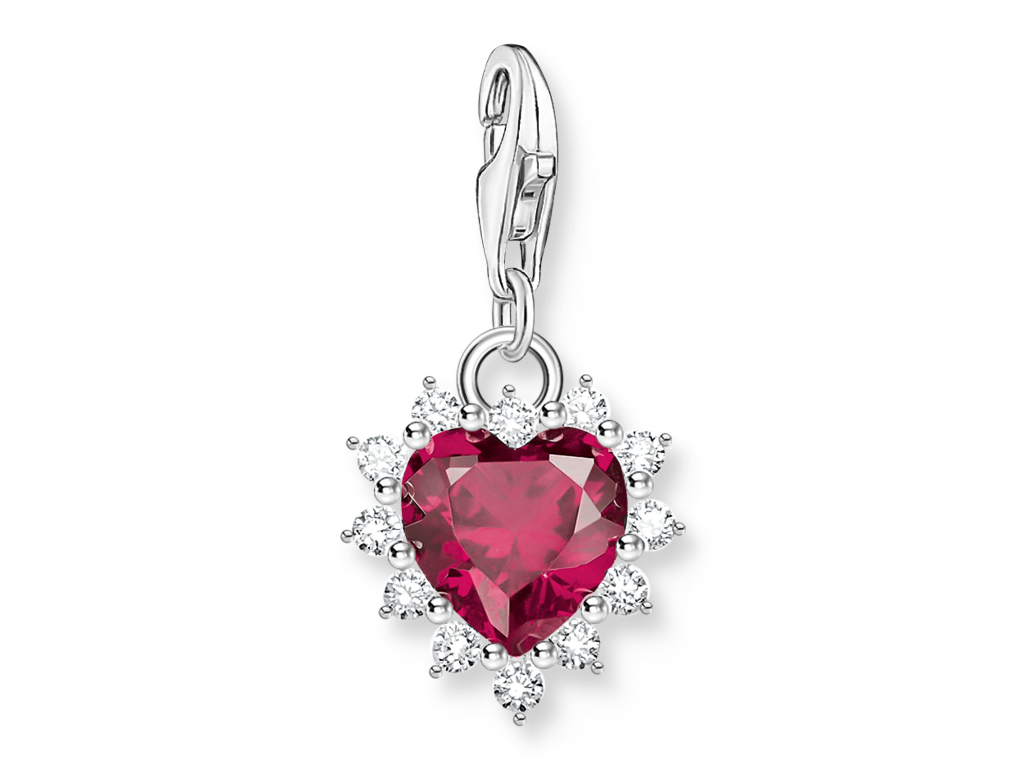 Charm-Anhänger in Herzform aus rot funkelndem Stein, umrahmt von glitzernden klaren Steinen, mit silberner Verschlussöse, für individuelle Schmuckkreationen von Thomas Sabo.