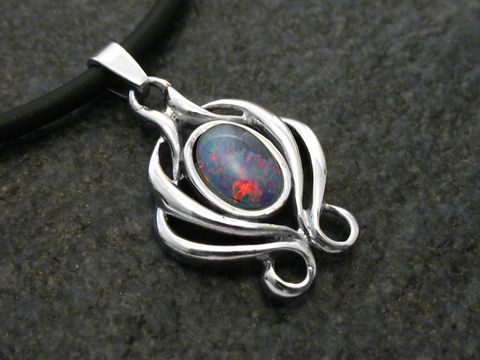 Nostalgischer Weißgold Anhänger mit einem wunderschönen Opal Triplette, umrahmt von filigranen Details, präsentiert auf einem dunklen Hintergrund. Hersteller Juwelier Harnisch.