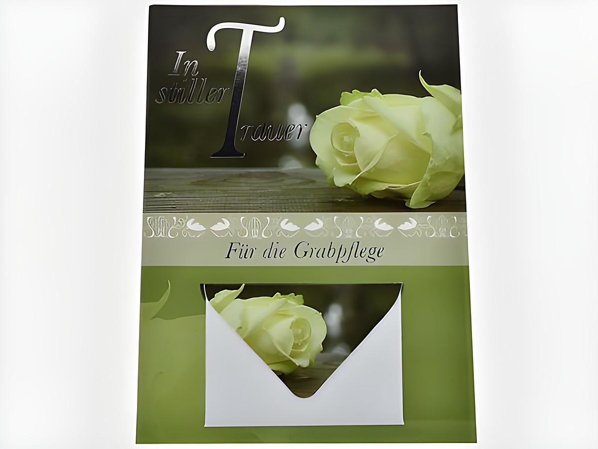 Trauerkarte mit Umschlag, auf grünem Hintergrund eine weiße Rose, der Text "In stiller Trauer" ist dekorativ platziert, darunter steht "Für die Grabpflege". Hersteller Juwelier Harnisch.