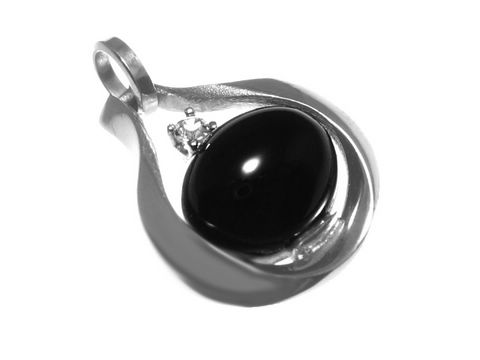 Design Onyx Gold Anhänger aus Weißgold mit einem ovalen schwarzen Onyx und einem kleinen glänzenden Stein, Hersteller Juwelier Harnisch, Größe 18 mm.