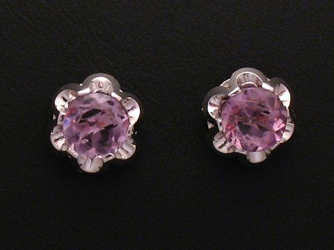 Ohrringe aus Weißgold 585 mit Amethyststeinen, gefertigt vom Juwelier Harnisch, elegant und stilvoll in Blumenform gestaltet.
