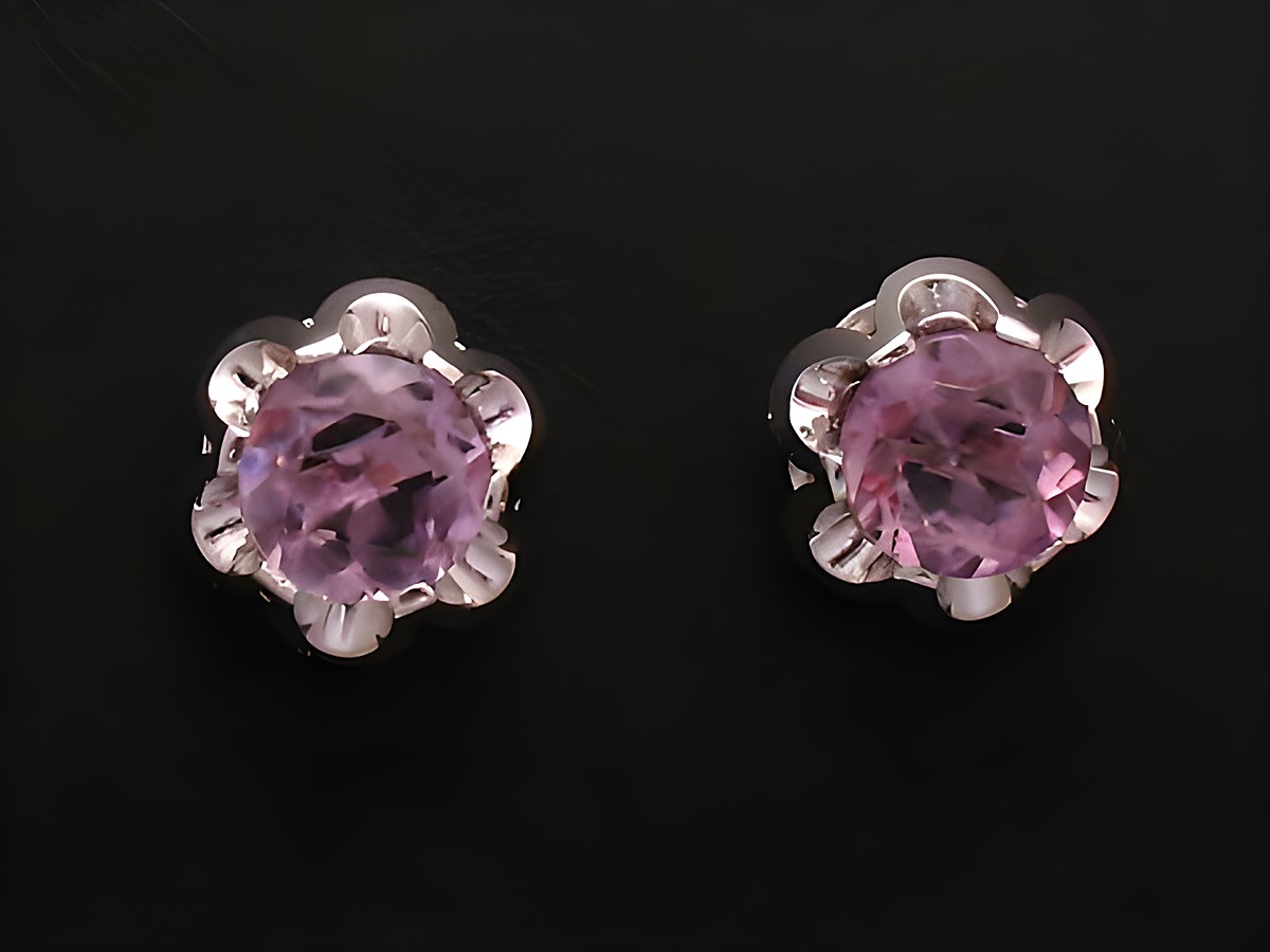 Ohrringe aus Weißgold 585 mit Amethyststeinen, gefertigt vom Juwelier Harnisch, elegant und stilvoll in Blumenform gestaltet.